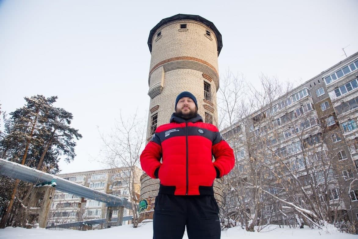 Максим Лобуцкий рядом с башней на ЖБИ. Фото: Марина Молдавская / It's My City