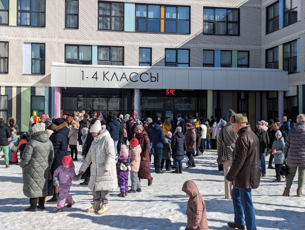 Очередь возле УИКа в Академическом. Фото: читатель It's My City