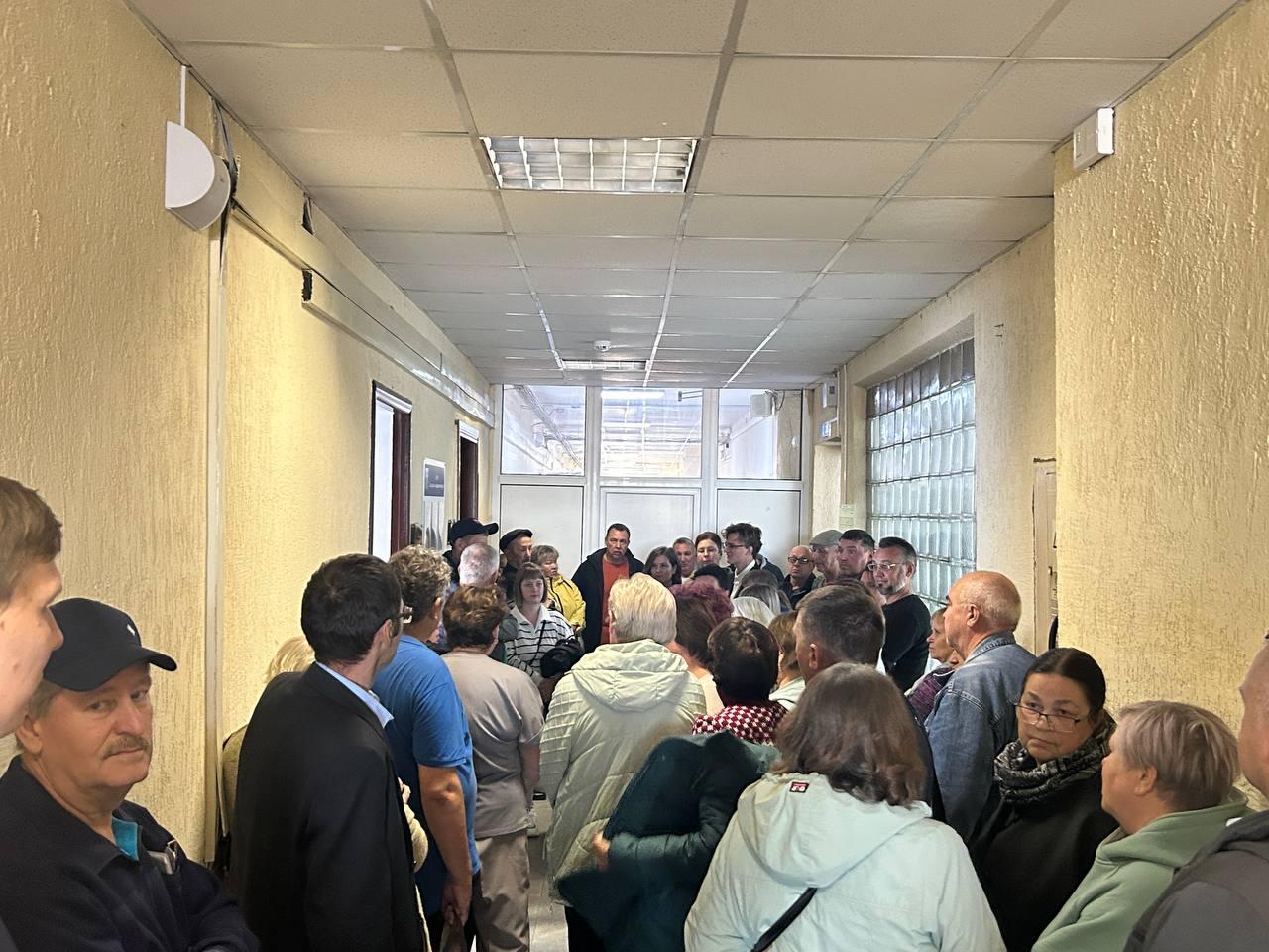 Не все противниси строительства мусорного производства смогли попасть в зал заседаний. Фото: It's My City