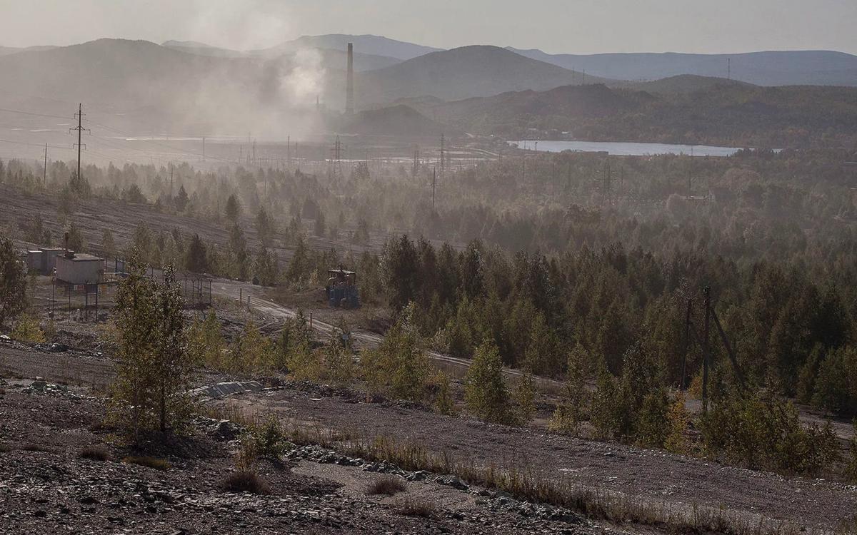 Вид на город Карабаш в Челябинской области с подножья Поклонной горы. Фото: Влад Докшин / «Новая газета»