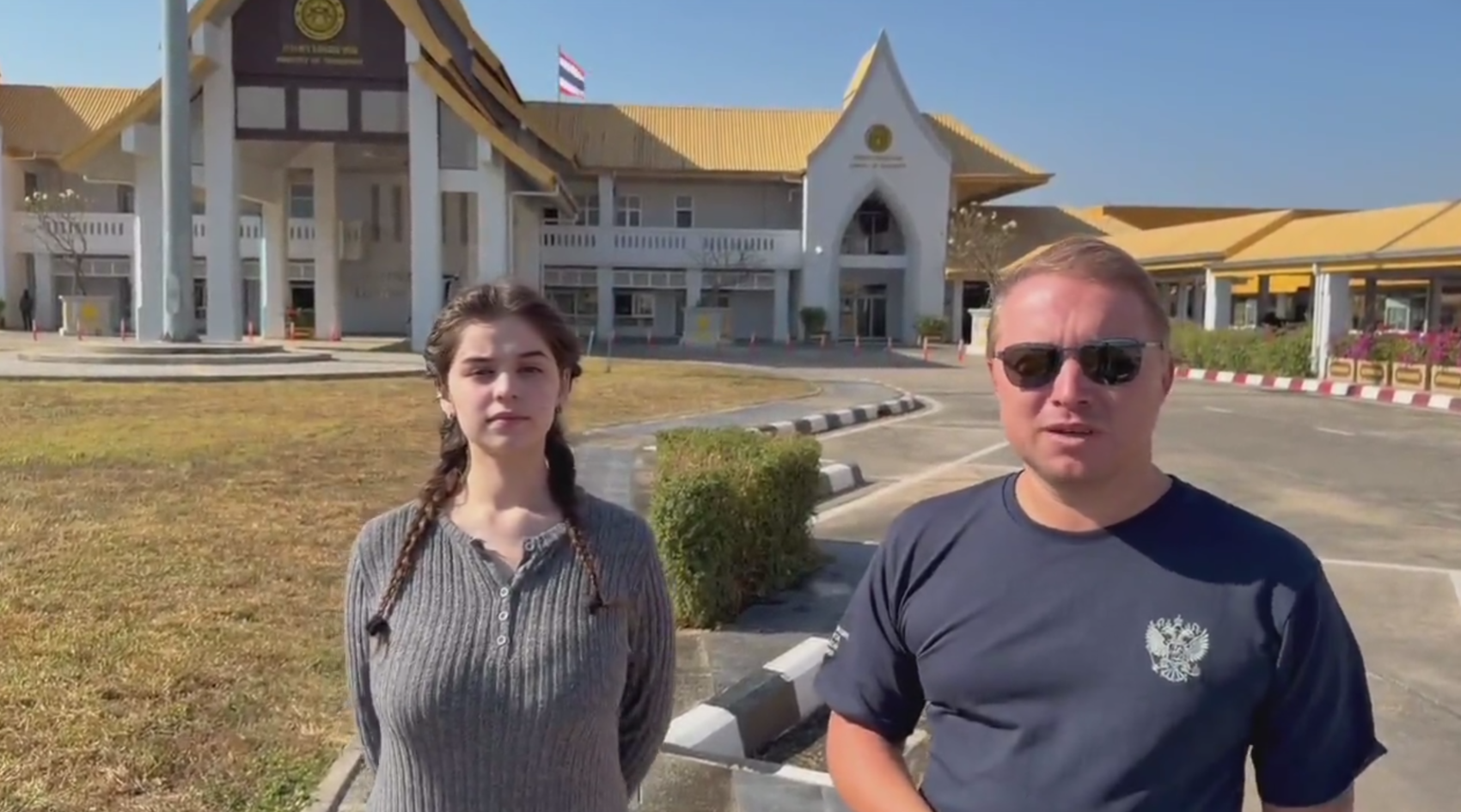 Мадина и сотрудник посольства России в Таиланде. Скриншот видео из канала посольства в Telegram