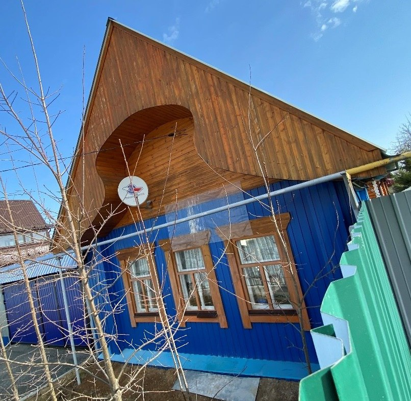 Дом в Кольцово, в котором с 1910 года жил художник Туржанский. Несмотря на то, что здание находится под государственной охраной, собственник смог отремонтировать фасад. Фото: телеграм-канал Олега Букина