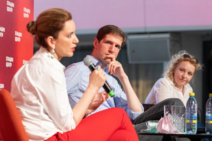 Фото: Ельцин Центр, журналисты Тихон Дзядко и Екатерина Котрикадзе на фестивале «Слова и музыка свободы» 