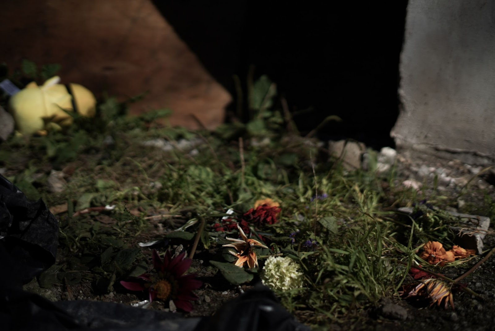 Остатки мемориала около подъезда, где жила семья Якиных. Большую часть перенесли на кладбище