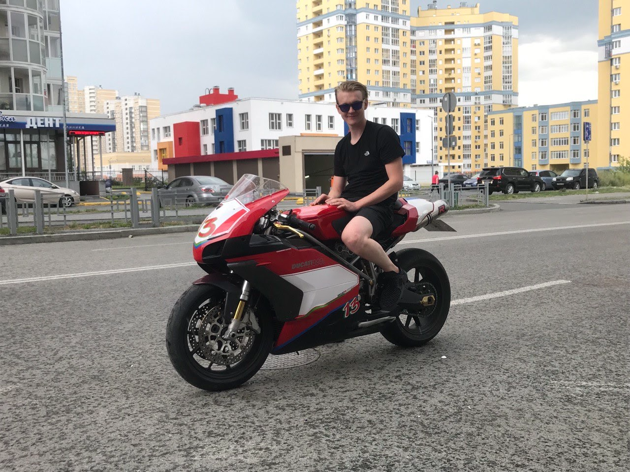 Артем Зверев на мотоцикле недалеко от своего дома 