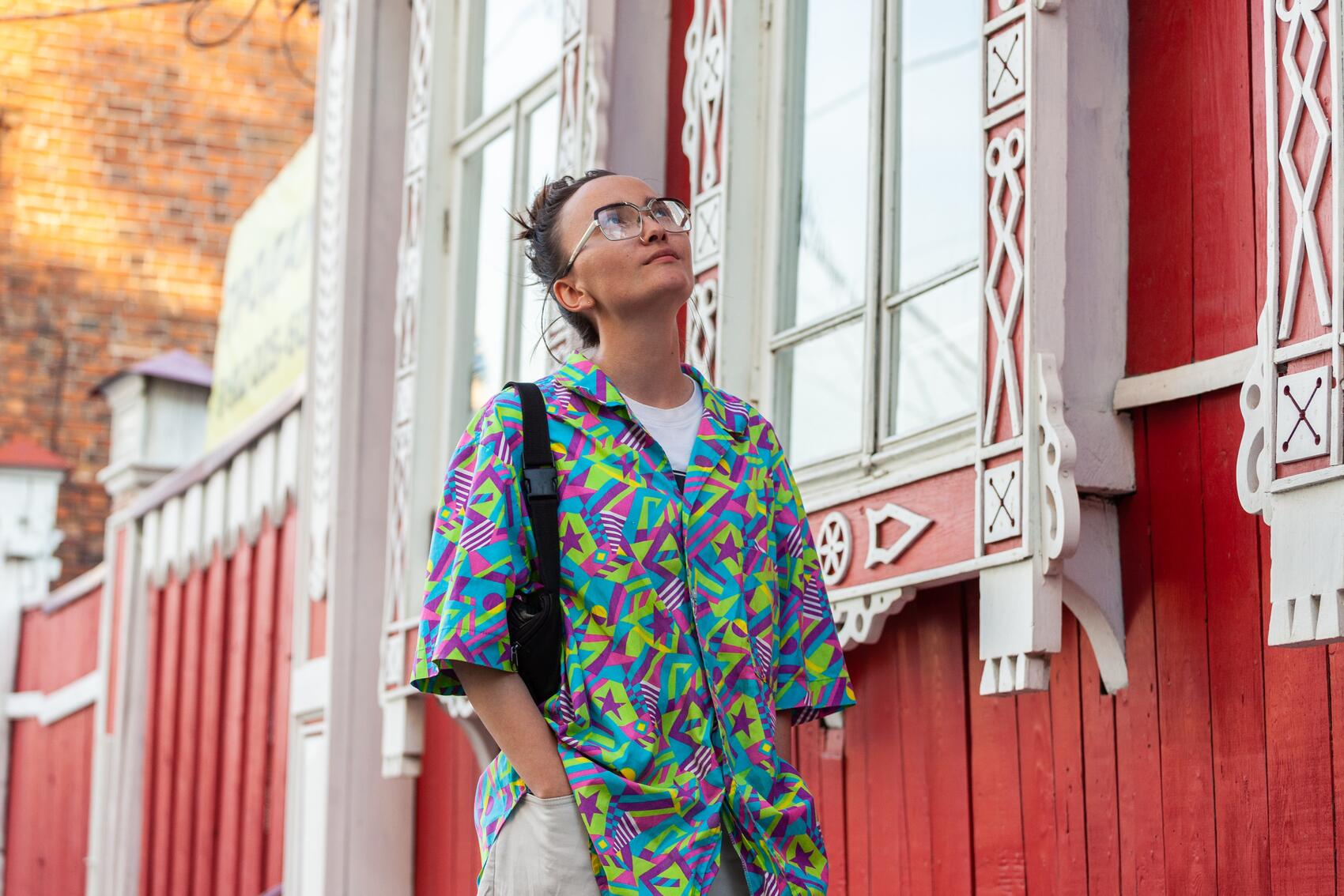 Любовь Дегтева и только что отреставрированный волонтерами «Том Сойер Феста» Дом Топоркова в 2021 году