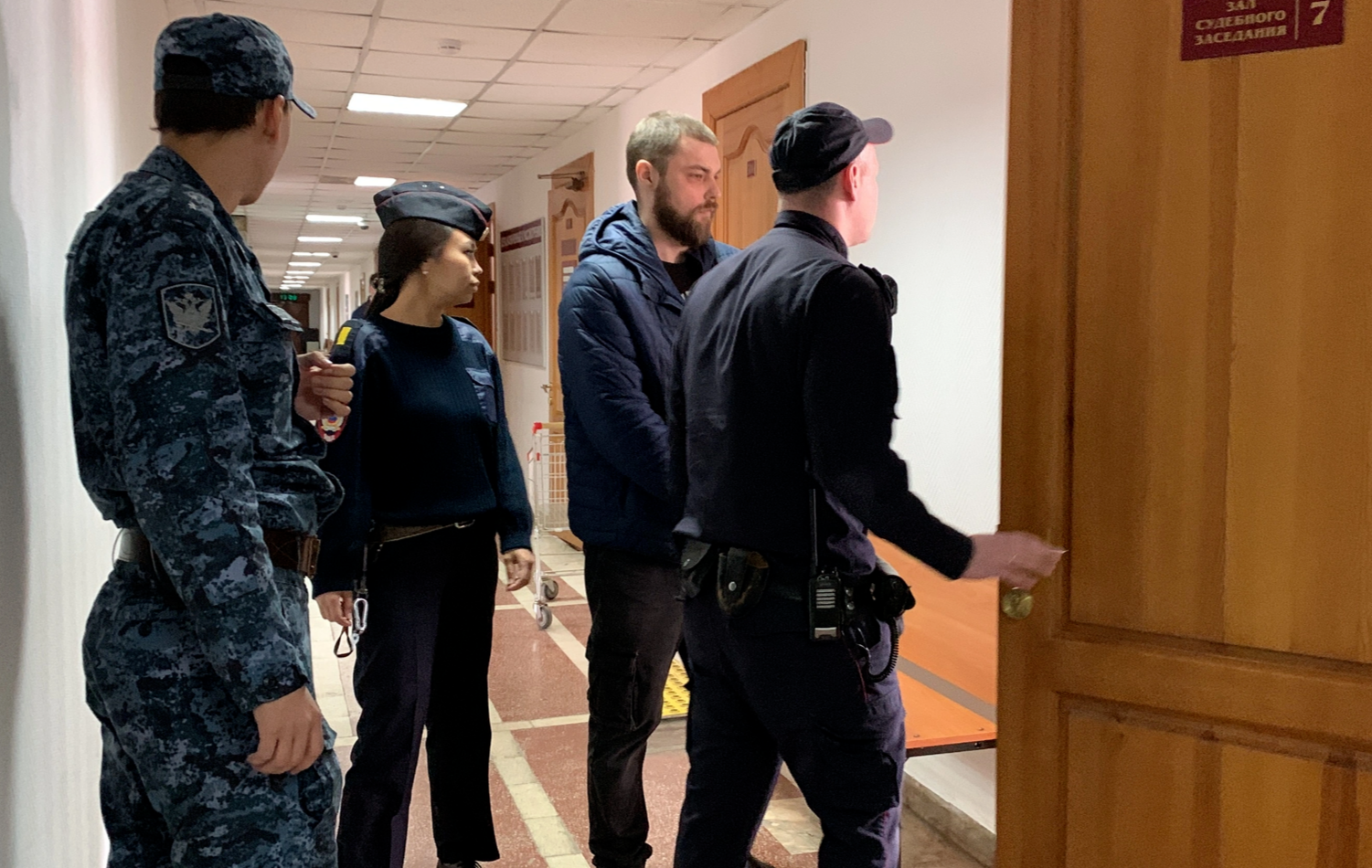 Игоря заводят в зал суда, где его позже арестуют. Фото: 72.Ru