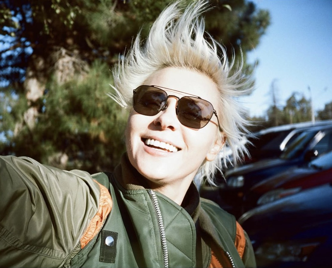 Уральскую актрису Яну Троянову заочно приговорили к восьми годам колонии и штрафу в 250 тысяч рублей