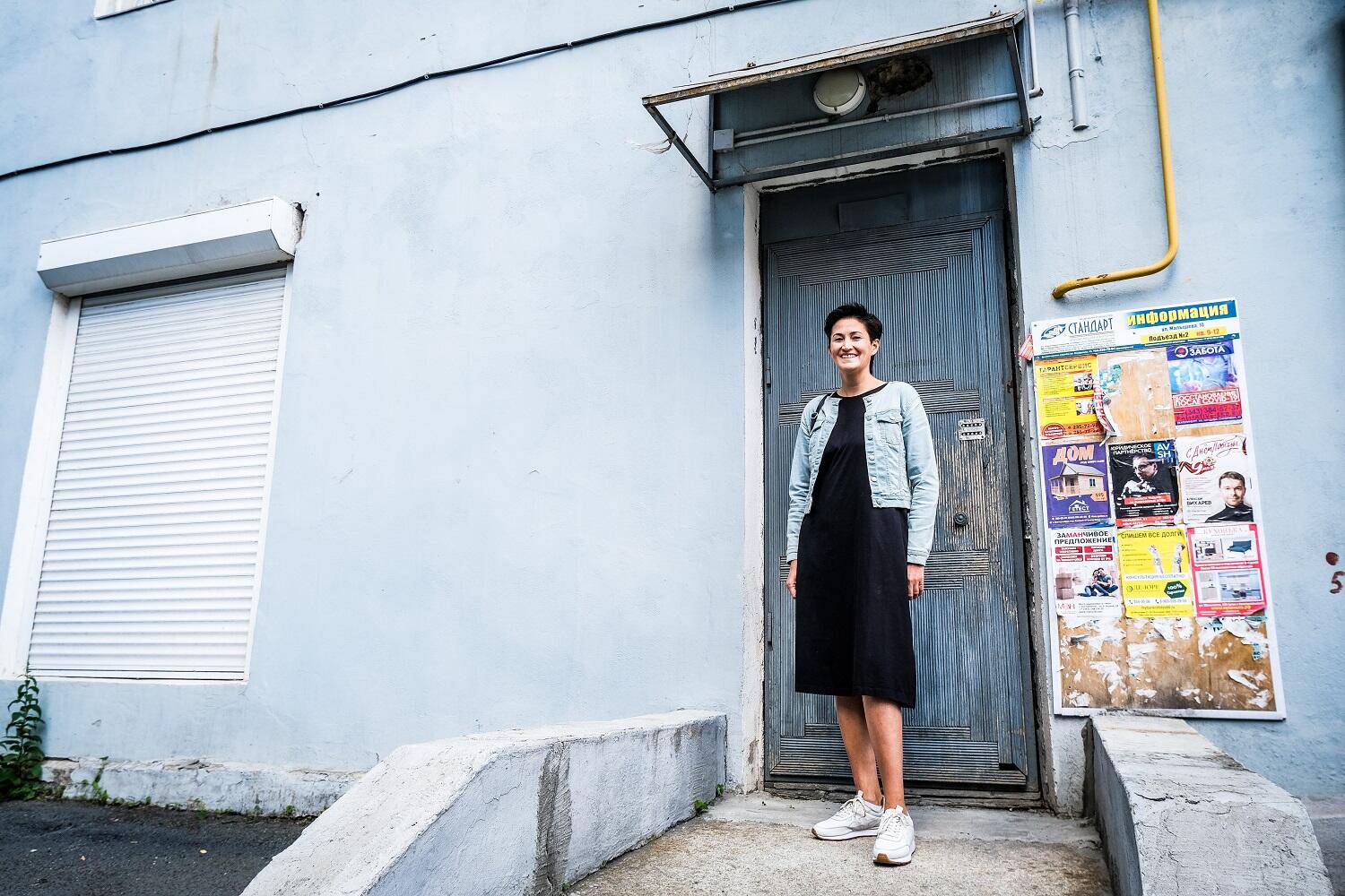 Надежда Абакумова во дворе дома на Малышева, 10. Фото: Саша Зубковский / It's My City