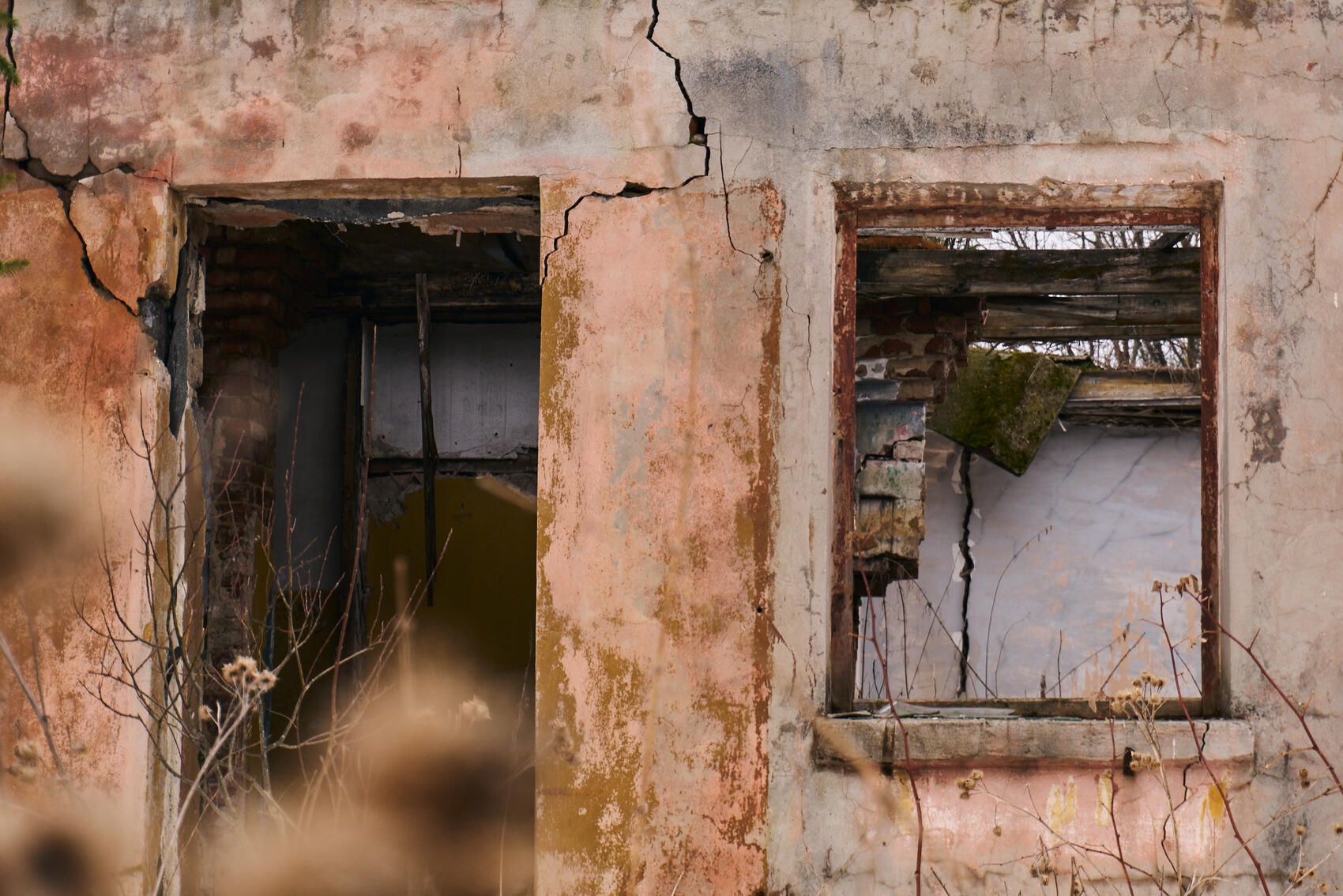Заброшенные дома в поселке
