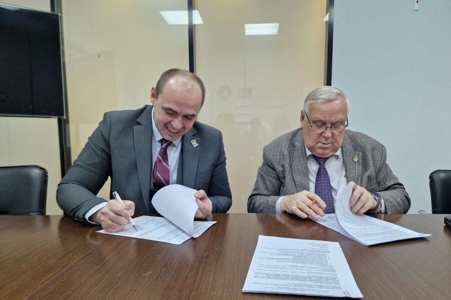 Руководитель Корпорации развития Среднего Урала Андрей Мисюра (слева) и глава Уральского проектно-конструкторского бюро «Деталь» Леонид Пономарев (справа) на подписании соглашения по созданию фабрики микрочипов. Фото: департамент информполитики Свердловской области