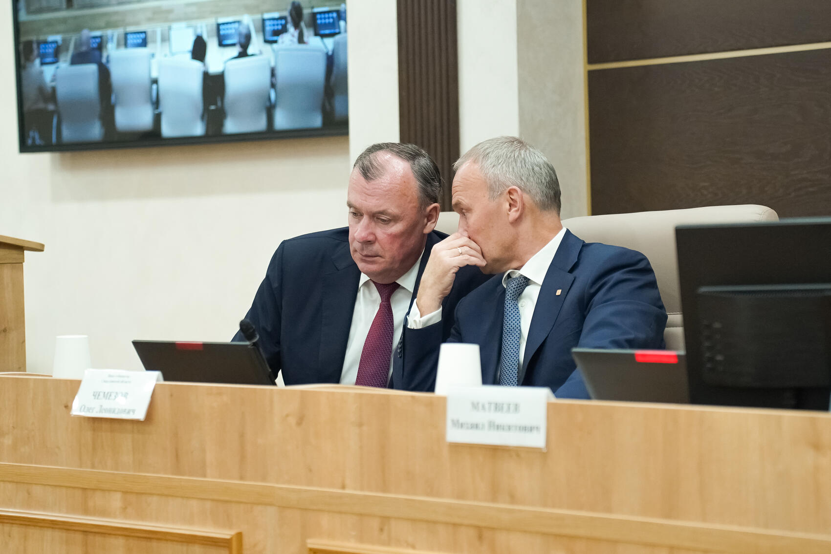 Алексей Орлов и Олег Чемезов на первом заседании нового созыва гордумы. Фото: It's My City