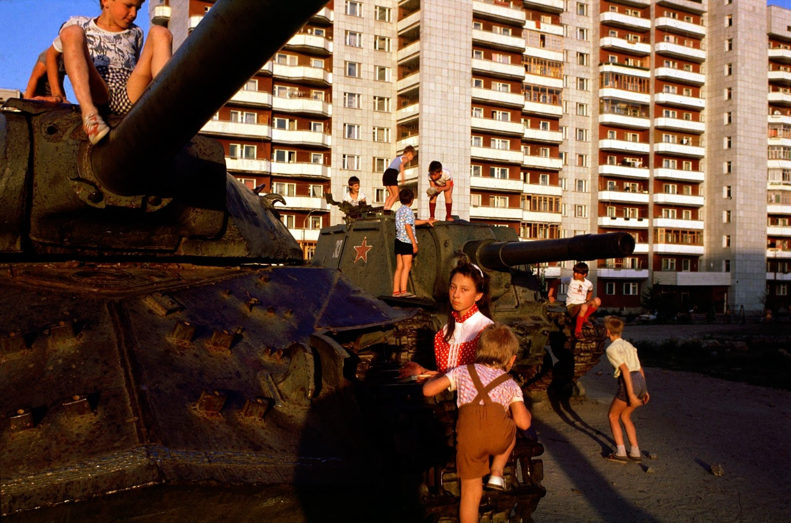 Детская площадка с танками в 1990-е