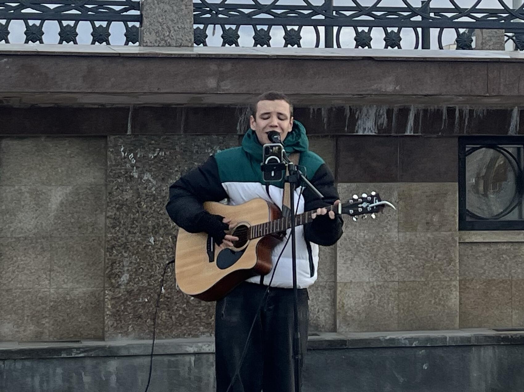 Уличный музыкант устраивает концерты в поддержку арестованной петербургской группы в центре Екатеринбурга 