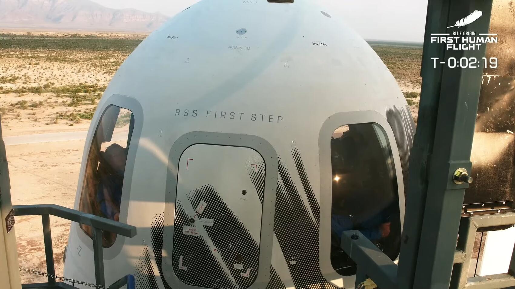 Капсула с Джеффом Безосом и другими членами экипажа