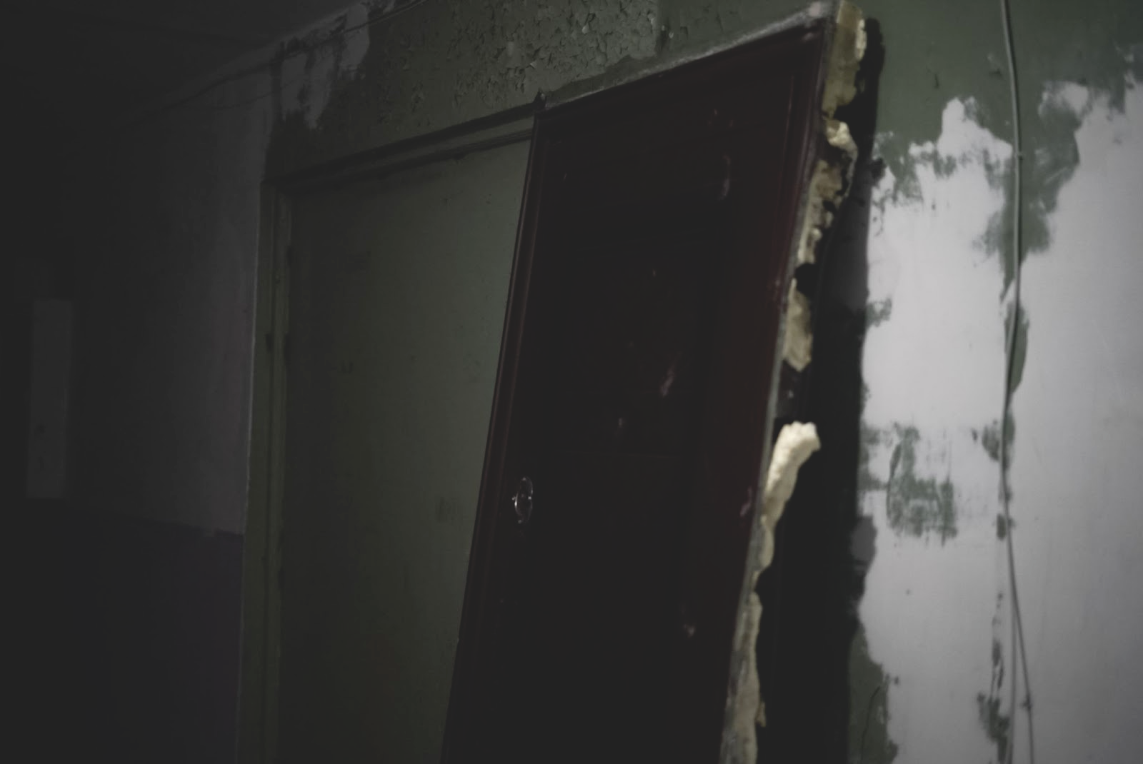 Выпиленная дверь в комнату Владимира Александрова лежит на пятом этаже общежития