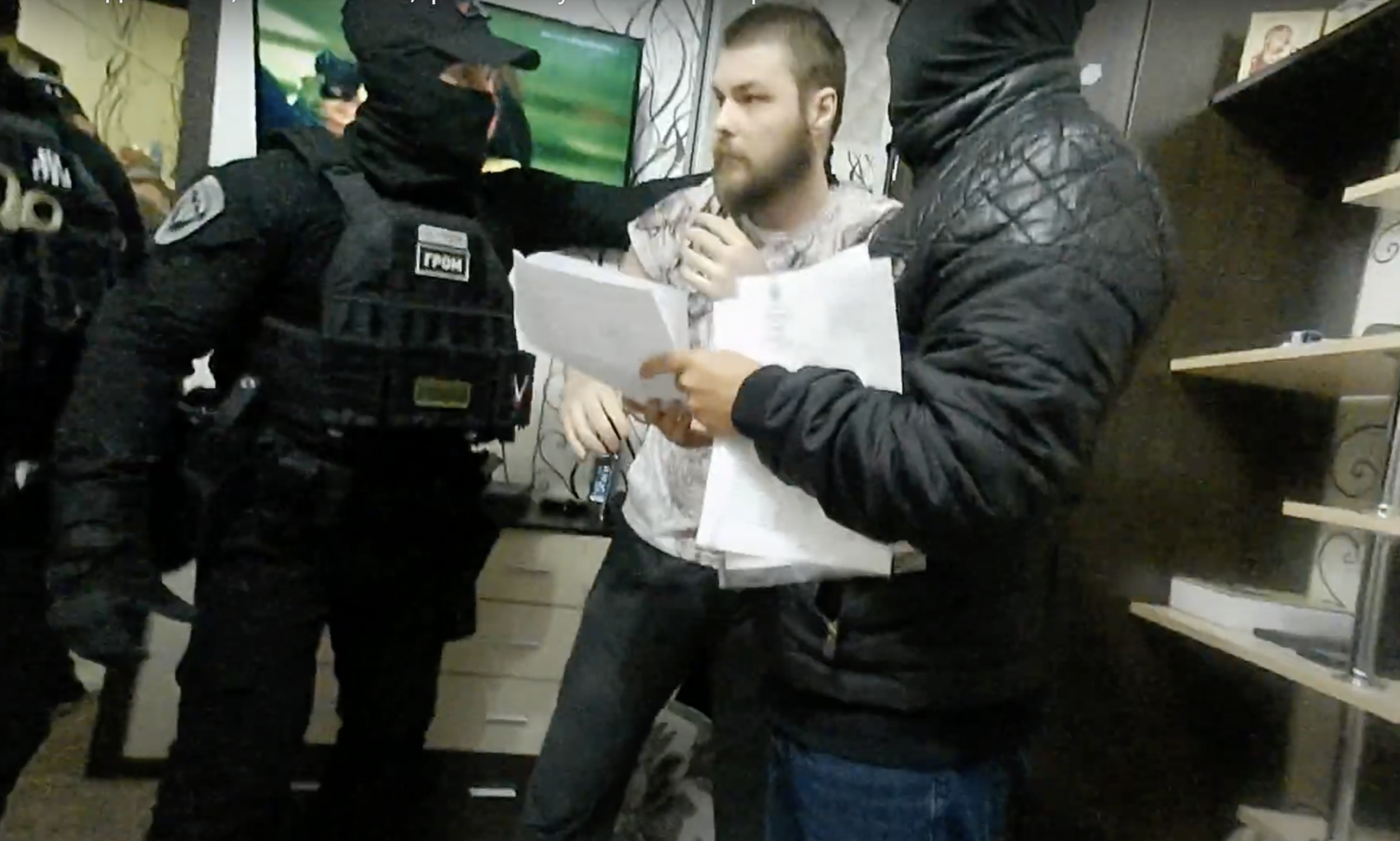 Спецназ знакомит Игоря с материалами его уголовного дела. Скриншот с ютуб-канала «Бесконечность не предел»