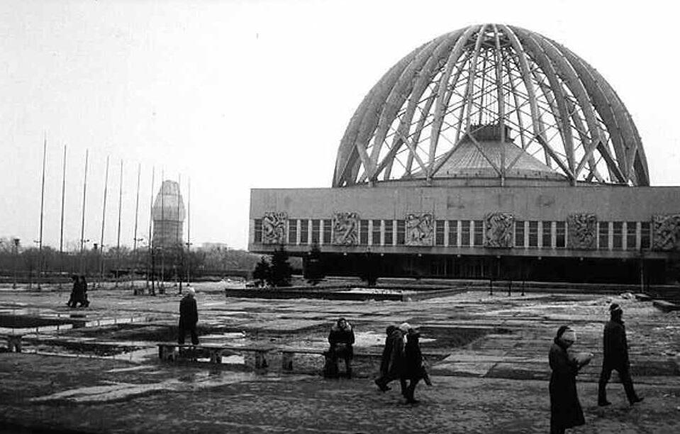 Вид на Цирк и строящуюся телебашню. Фото: PastVu