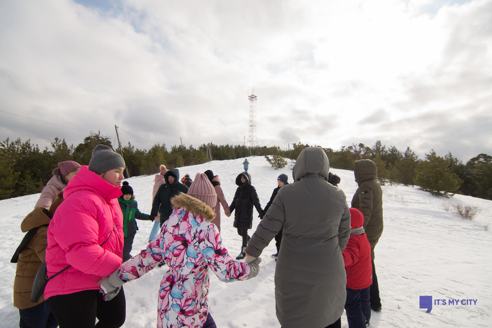 Жители Сысерти на акции в защиту горы Бессоновой от застройки в 2023 году 