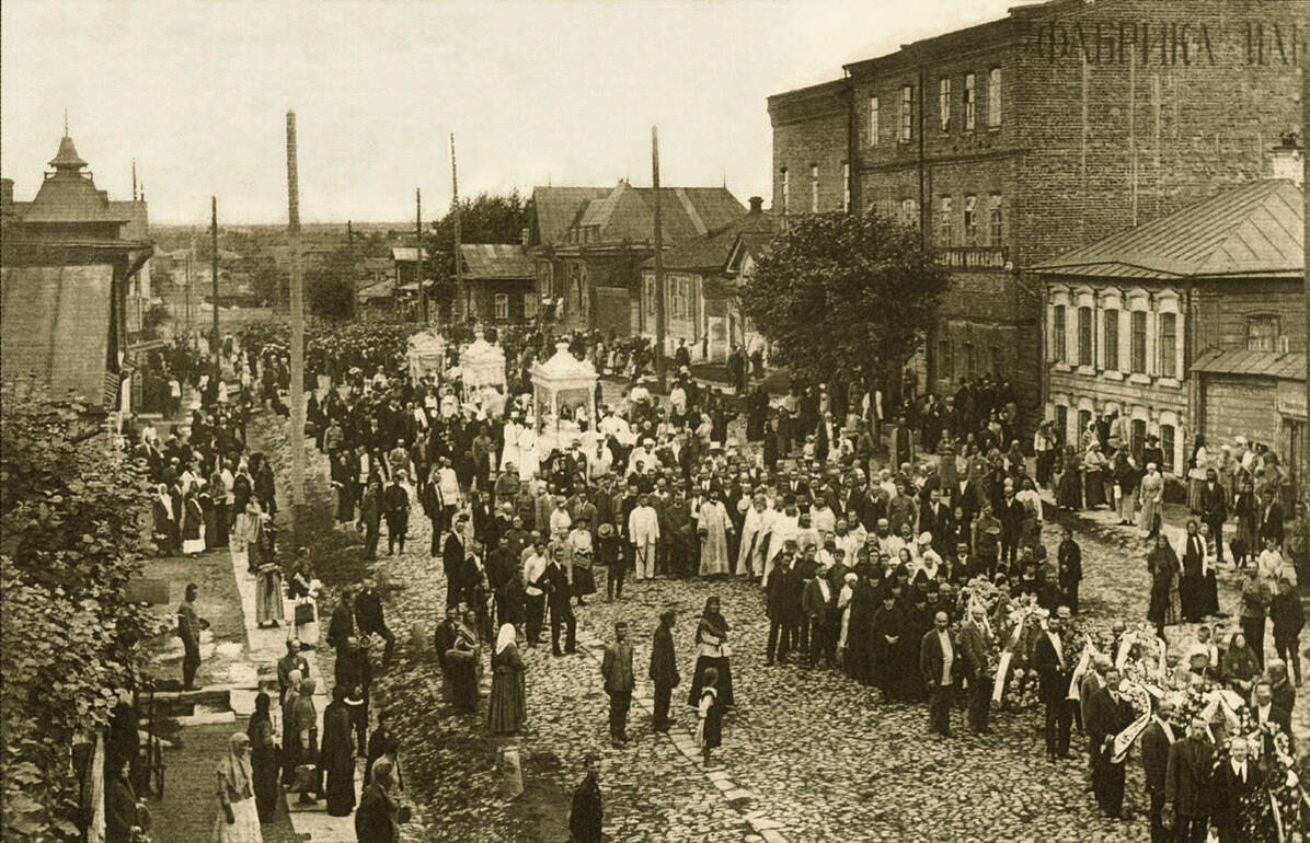 Траурная процессия, следовавшая от вокзала к Кафедральному собору для панихиды. Ул. Царская (ул.Толмачева и ул. Колобовская). 11 августа 1918 г.