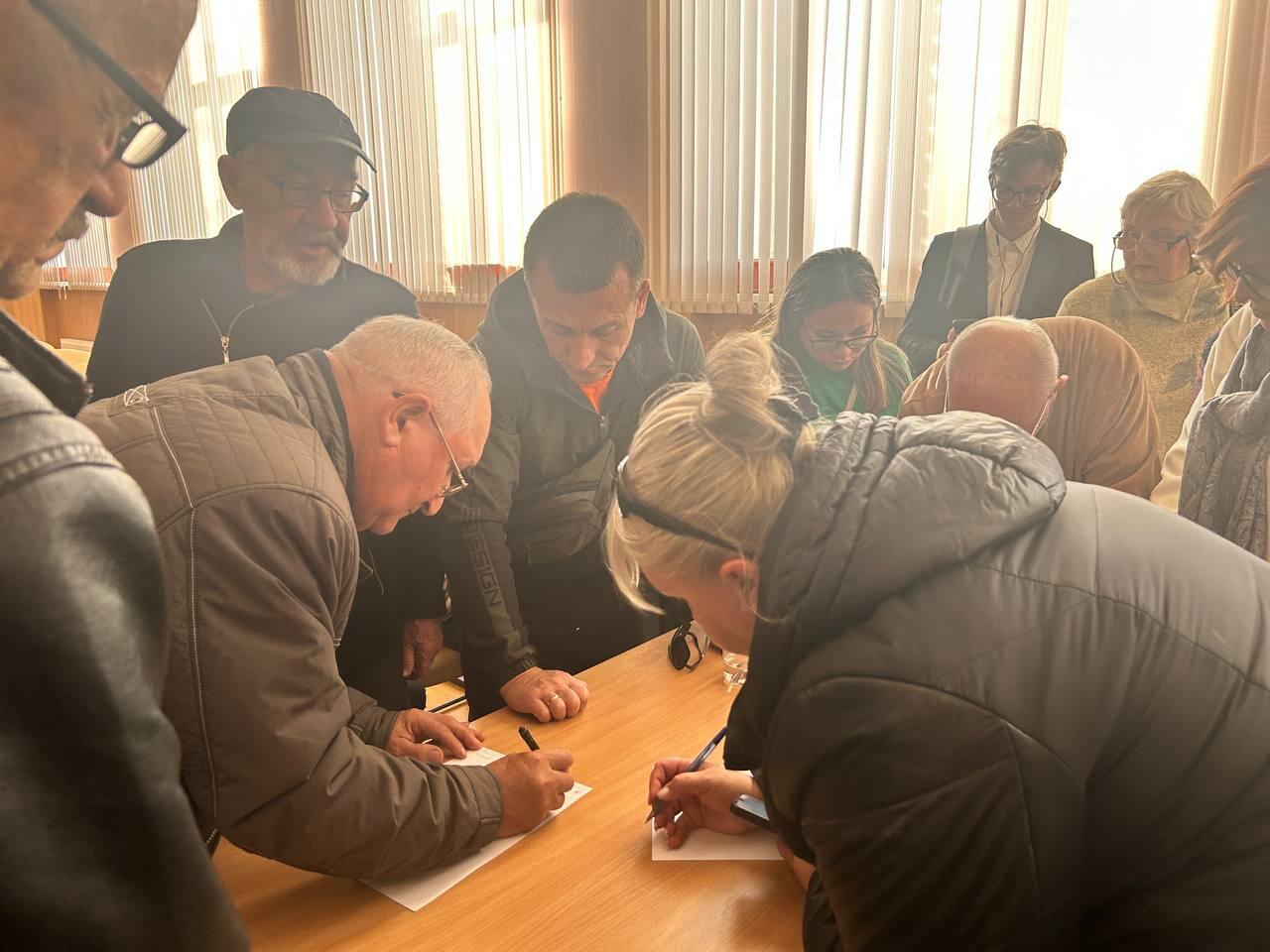 Протестующие составляют и подписывают коллективное обращение. Фото: It's My City