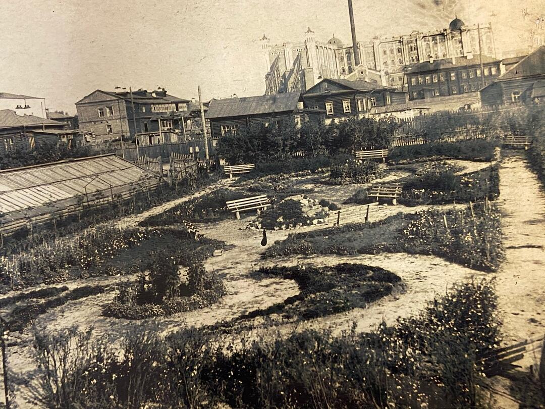 Ботанический сад до переноса на южную часть города, на улице Азина в 1930-е годы. На дальнем плане виднеется здание мельницы