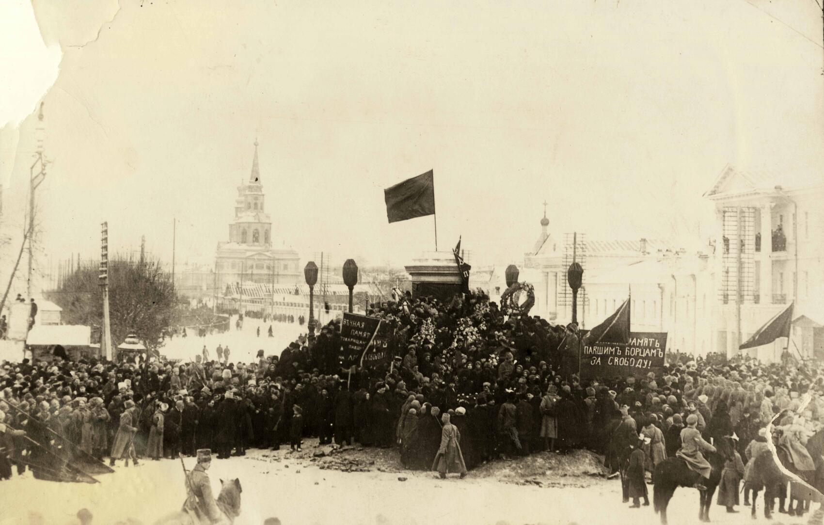 Похороны красногвардейцев, погибших в боях на Южном Урале. Февраль 1918 года. Архив ЦДООСО 