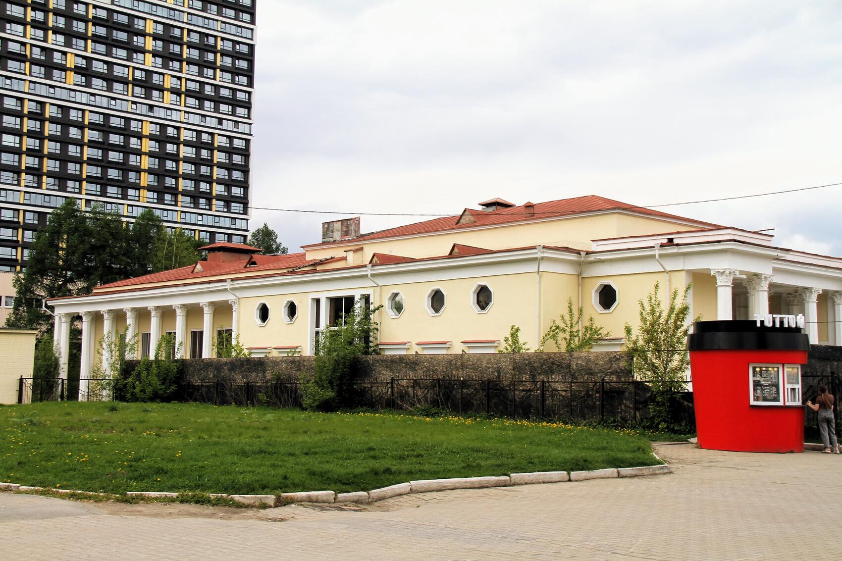 Здание бывшего ночного клуба Gold около парка Маяковского продали