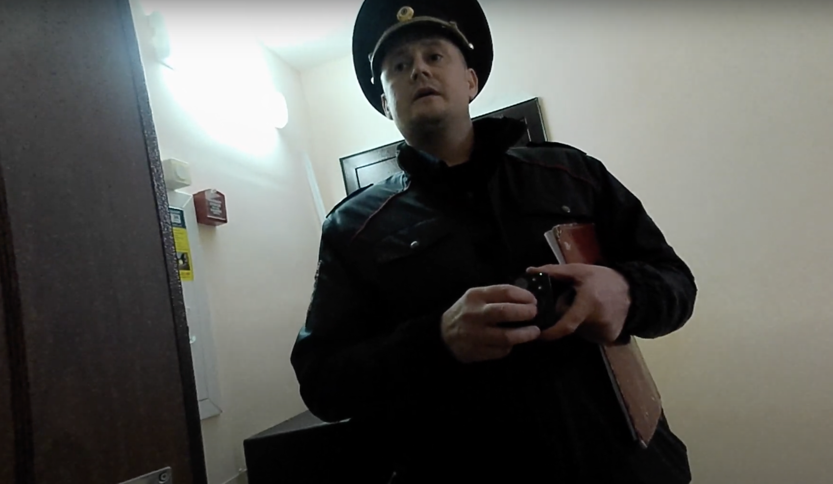 Полицейский проводит «профилактическую беседу» с Игорем. Скриншот с ютуб-канала «Бесконечность не предел»