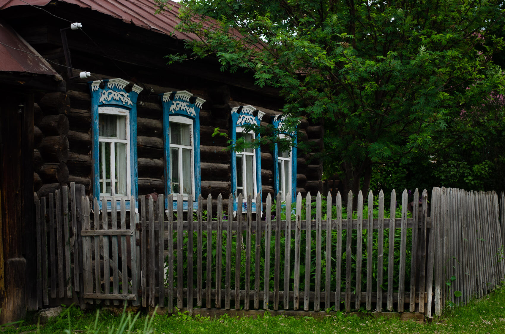 Чистые улицы и деревянные домики с резными наличниками оставляют приятное впечатление