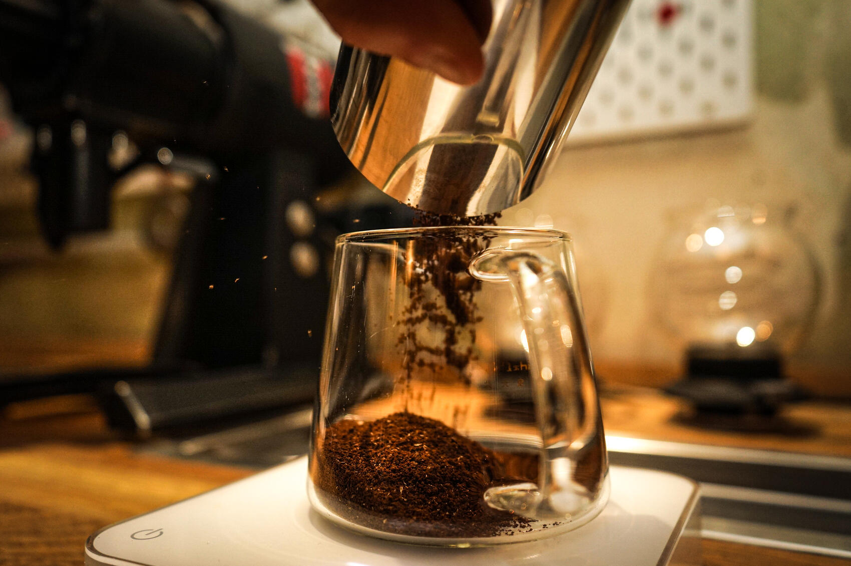 Как правильно вставлять капсулу в кофемашину. Как заваривать кофе без кофеварки. Как заваривать кофе без кофеварки. Кофеварка без электричества. Как заваривать кофе без кофеварки.