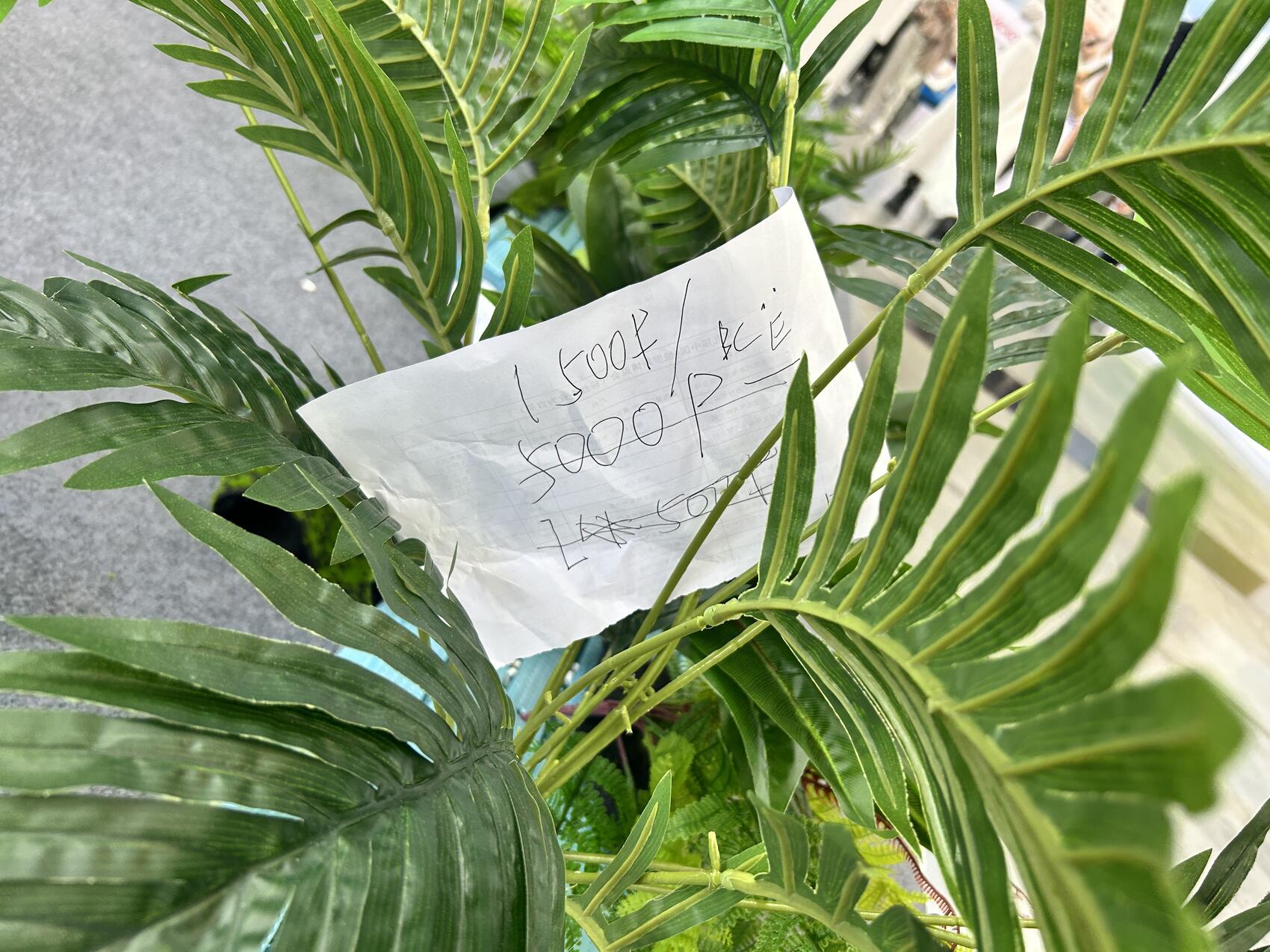 Китайские компании распродавали даже декор, который украшал стенды