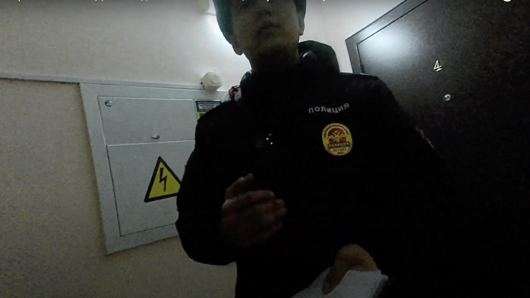 Первый приход полицейского домой к Игорю. Скриншот с ютуб-канала «Бесконечность не предел»