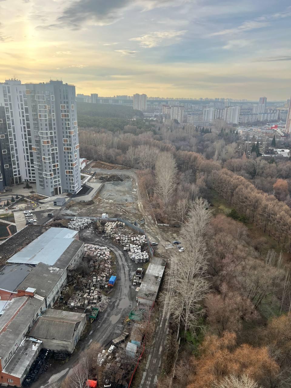 Возле стройки высотного жилого дома рядом с Ботаническим садом УрО РАН произошел пожар