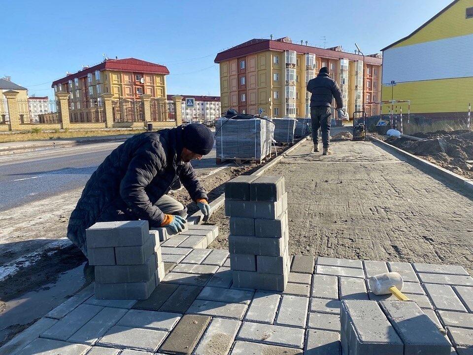 В поселке Пангоды укладывают плитку. Фото: Pangody Life