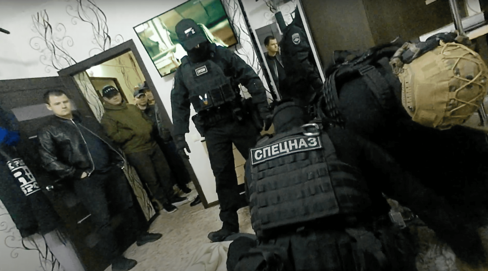 Силовики прижимают Игоря к полу в присутствии его родителей и понятых. Скриншот с ютуб-канала «Бесконечность не предел»