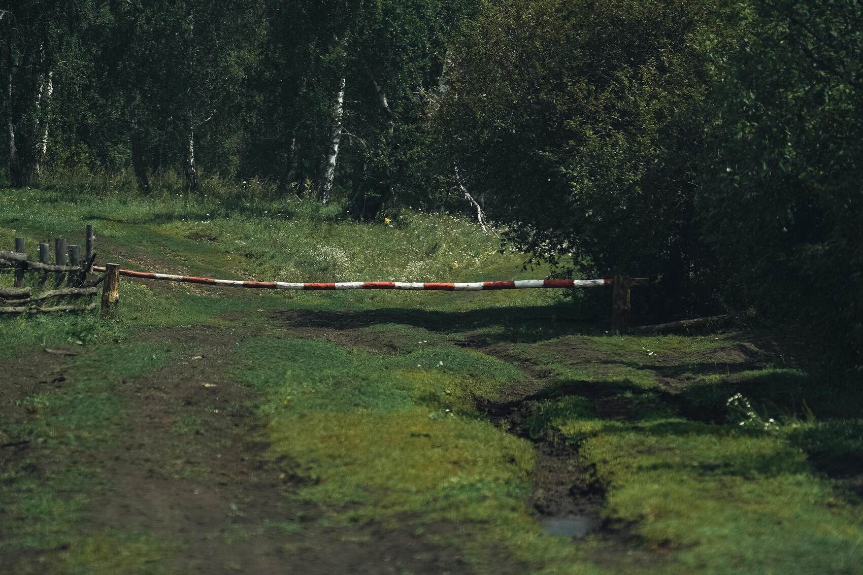 Шлагбаум на подъезде к Крыктытау