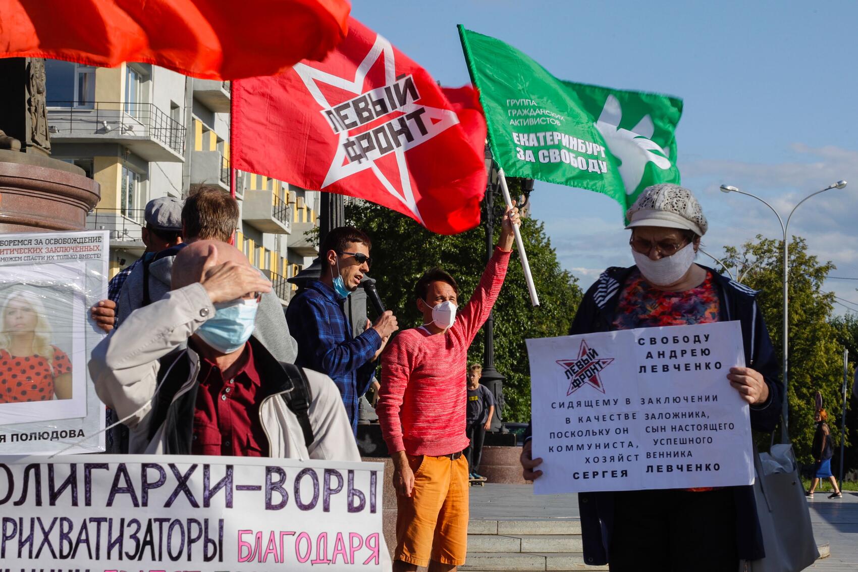 Владислав Постников (в центре с микрофоном) на одной из акций «Стратегия 6» на площади Труда в 2021 году