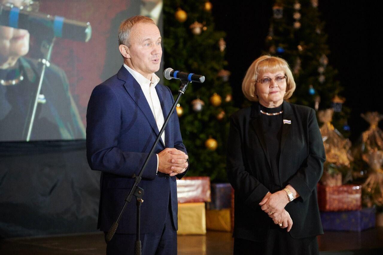 Олег Чемезов и спикер областного Заксобрания Людмила Бабушкина. Фото: телеграм-канал Ирины Чемезовой