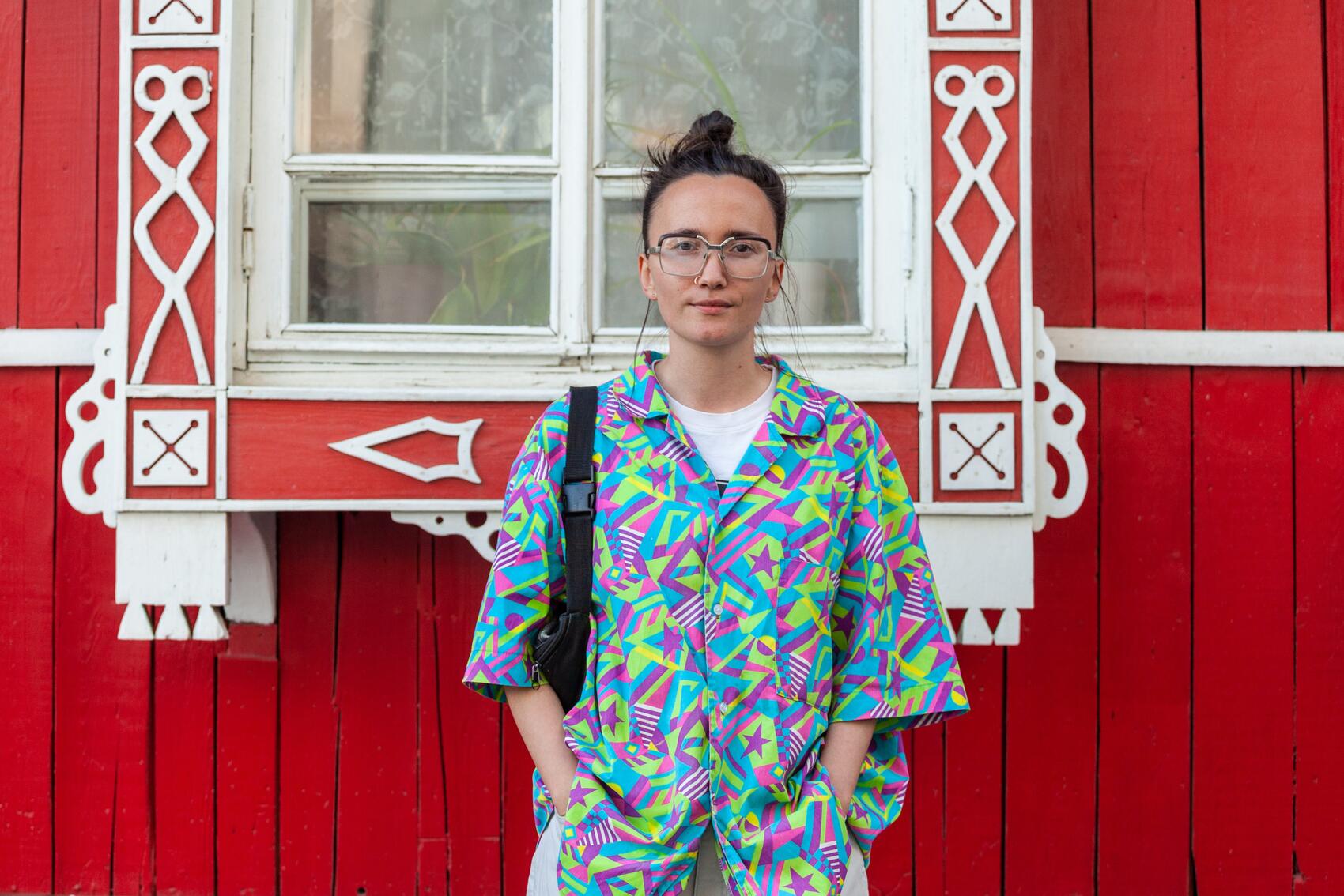 Любовь Дегтева на фоне Дома Топоркова в Екатеринбурге. Фото: It’s My&nbsp;City