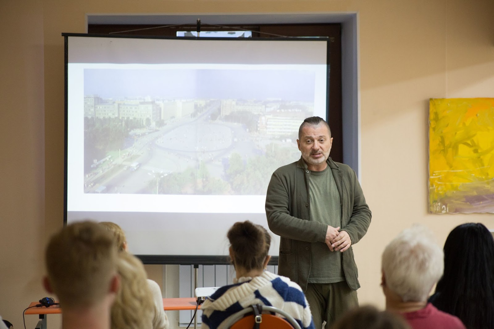 На одно из заседание в 2021 году приходил бывший музыкант «Агаты Кристи» Вадим Самойлов, который презентовал концепцию креативного кластера в нескольких исторических зданиях на площади Первой Пятилетки. Но концепция так и не стала реальностью. Фото: Георгий Сапожников / «Культура Екатеринбурга»