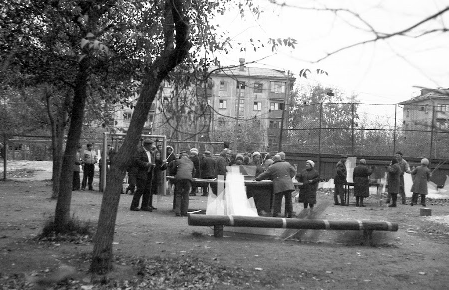 Жители собирали разбитые стекла во дворах, а пока не привезли новые занавешивали проемы одеялами 