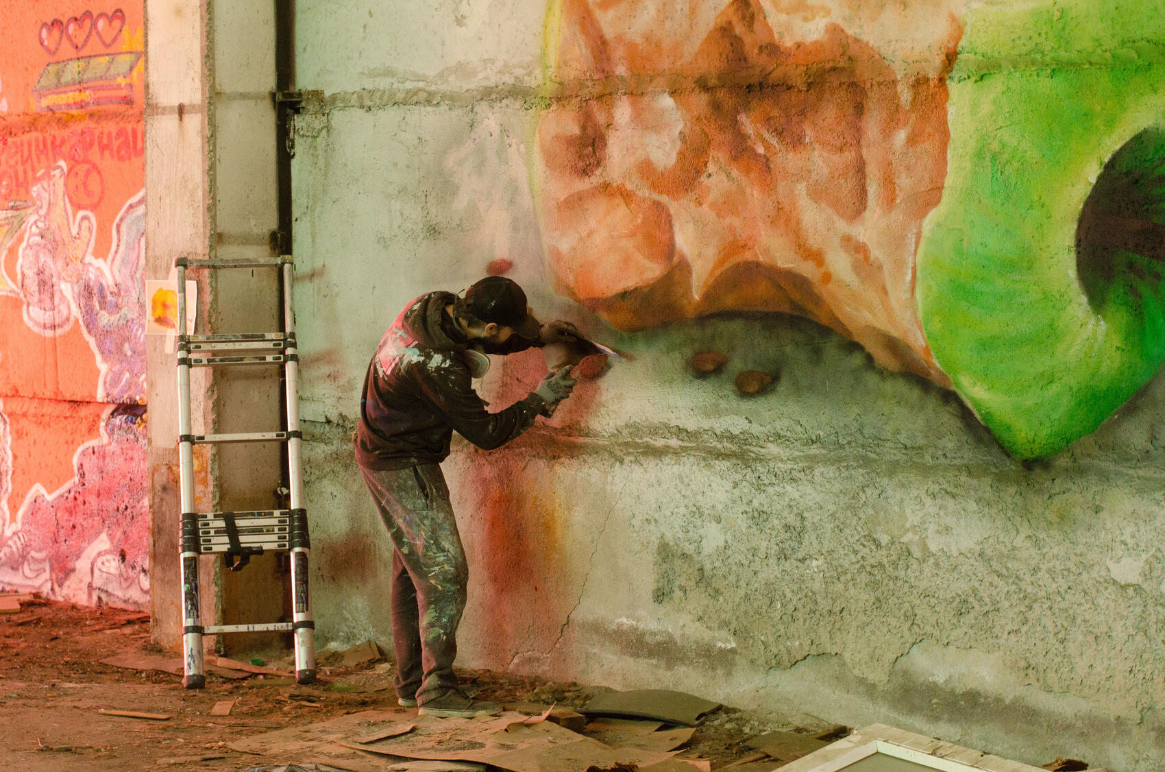 Художник Егор Горе за работой. Фото: Евгения Кобеева / It’s My City